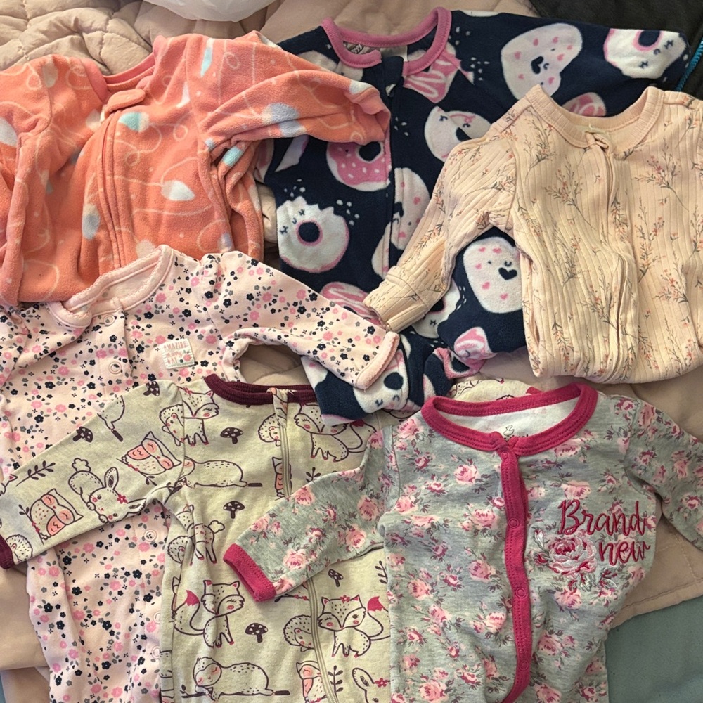 8 (0-3mo)Cozy Kids Pajamas Set - Pink, Blue, Gray
2 - 3mo added & 2rubber bibs